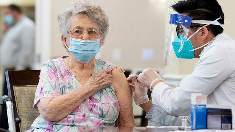 Covid: o que alta em internação de idosos revela sobre efetividade da  vacina e 3ª dose - BBC News Brasil