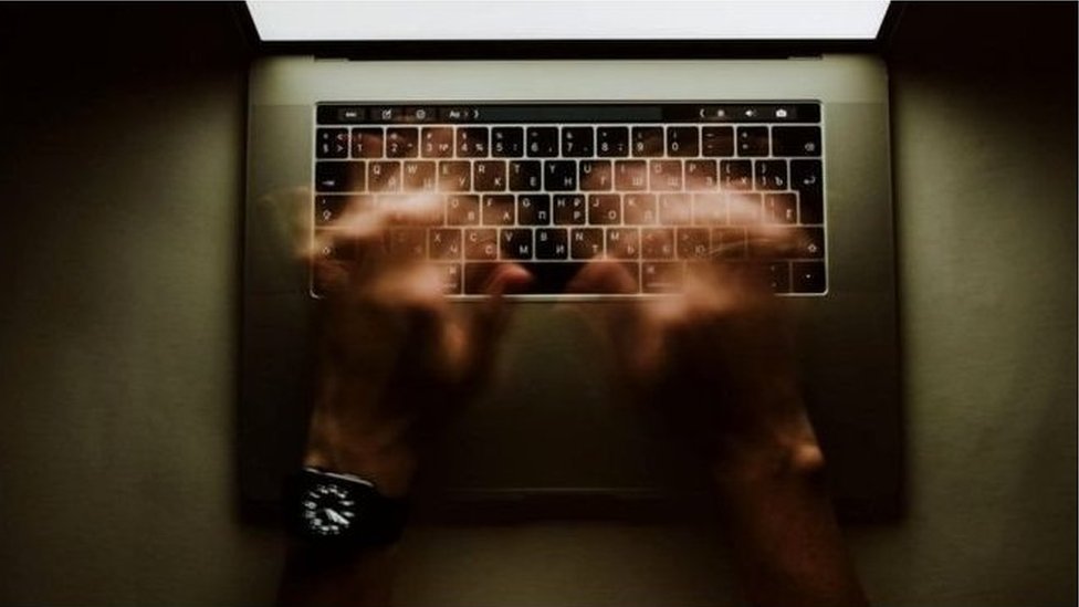 Gayrioddiy vaziyatlarda jinsiy pozitsiyalar Ular navbatma-navbat uning ogziga kumming qilishadi va u yutib yuboradi.