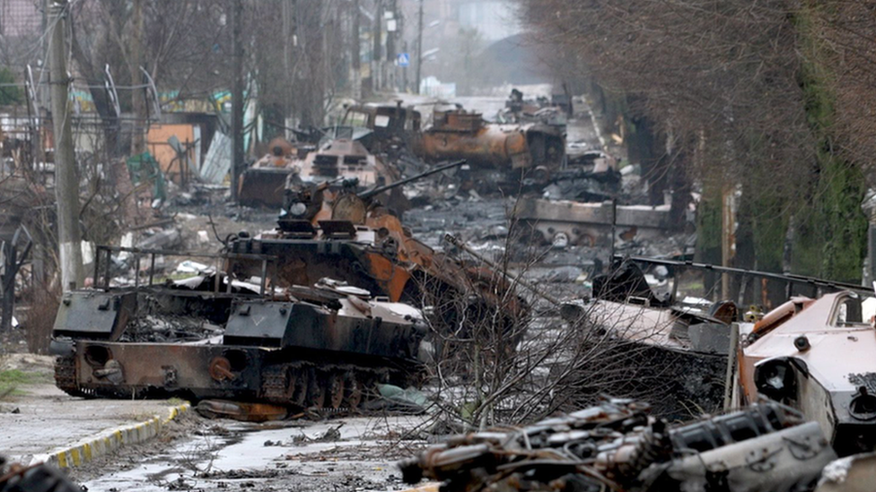 우크라이나 전쟁: 불에 탄 시신과 탱크로 뒤덮인 부차의 거리 - Bbc News 코리아