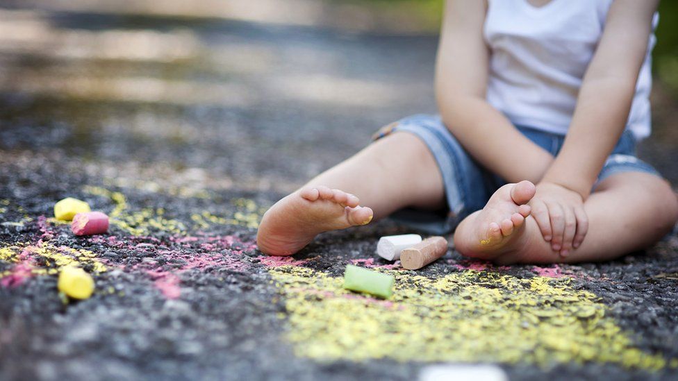 Niño en el piso