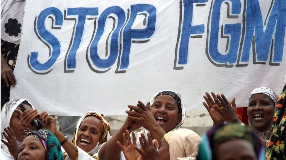 Lesbian porno erini aldagan Bir qiz Ukrainaning Jitomir shahrida jinsiy aloqa qilish uchun uchrashishni xohlaydi.