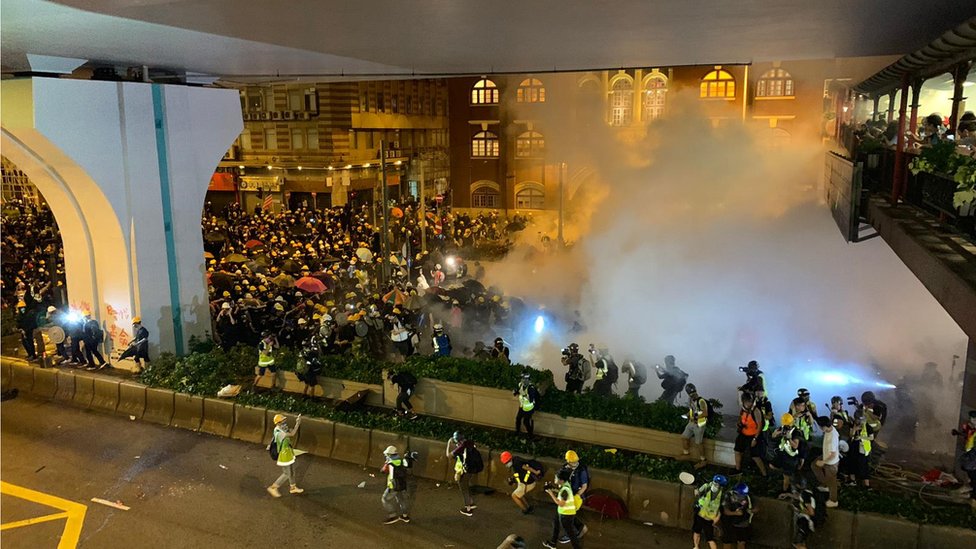 反送中”7.21抗议：黑衣抗议者涂鸦中联办元朗白衣人暴袭市民记者- BBC
