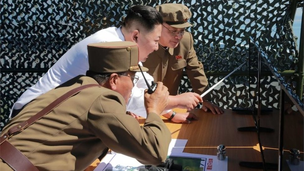 Kim Jong Un supervisa las operaciones de prueba de cohetes de lanzamiento espacial