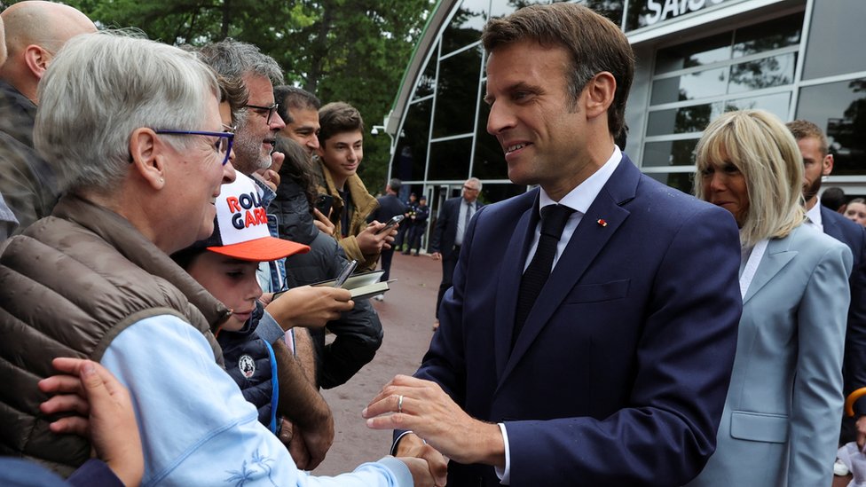 マクロン仏大統領の与党連合、仏議会下院で過半数失う 票が分散 - BBC