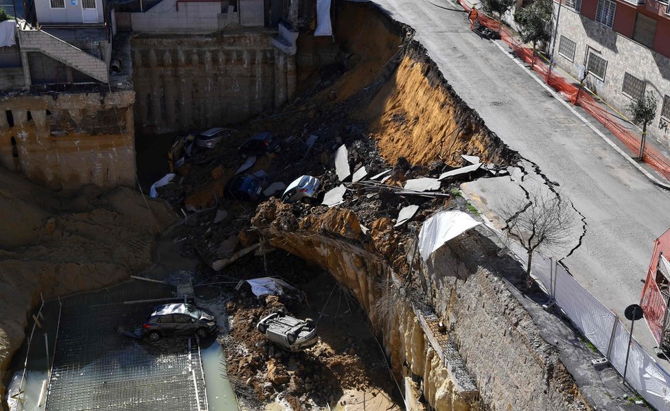 انهيار شارع بمقاطعة بالدوينا بالعاصمة الإيطالية روما على موقع للبناء، الأمر الذي أدى إلى ابتلاع ست سيارات. وبالرغم من عدم الإبلاغ عن ضحايا، فإن أكثر من عشرين عائلة أجليت من المكان.