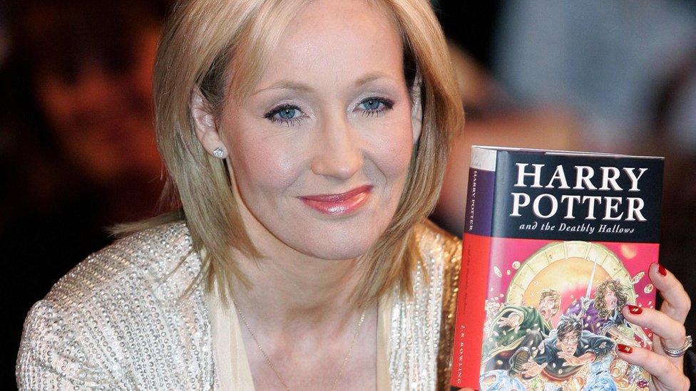 JK Rowling con su libro Harry Potter y las Reliquias de la Muerte