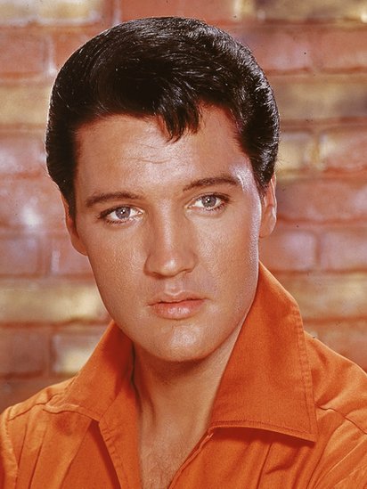 Elvis Presley fue uno de los artistas estadounidenses más populares del siglo XX, un ícono cultural conocido ampliamente por su nombre de pila.
