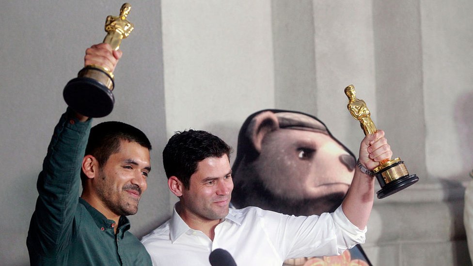 Gabriel Osorio (izquierda) y Patricio Escala alzan sus estatuillas del Oscar tras haber ganado en la categoría de Mejor cortometraje animado.