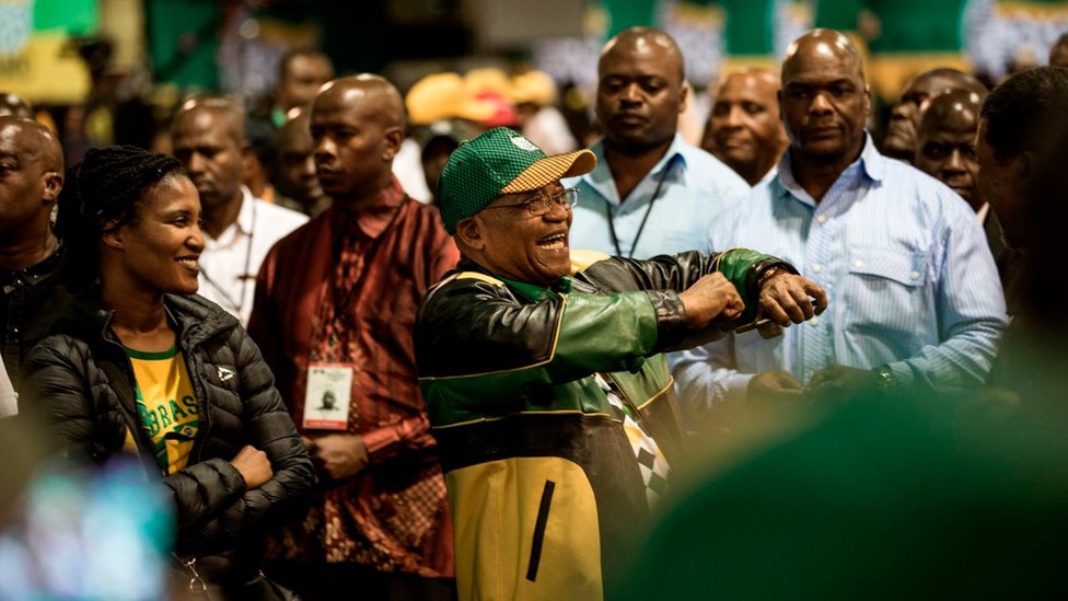 رئيس جنوب أفريقيا جاكوب زوما يغني الأربعاء لآخر مرة بصفته زعيما لحزب المؤتمر الوطني الحاكم قبل أن يتنحى