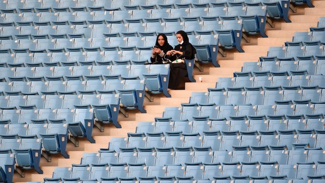 نساء يجلسن في ملعب