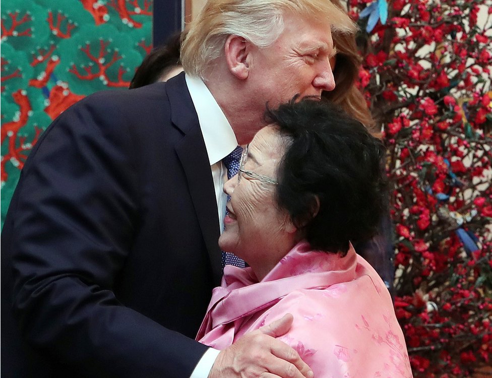 El presidente Trump fue fotografiado dándole un cálido abrazo a Lee Yong-su, surcoreana que fue sometida a la esclavitud sexual durante la Segunda Guerra Mundial por el Ejército japonés.
