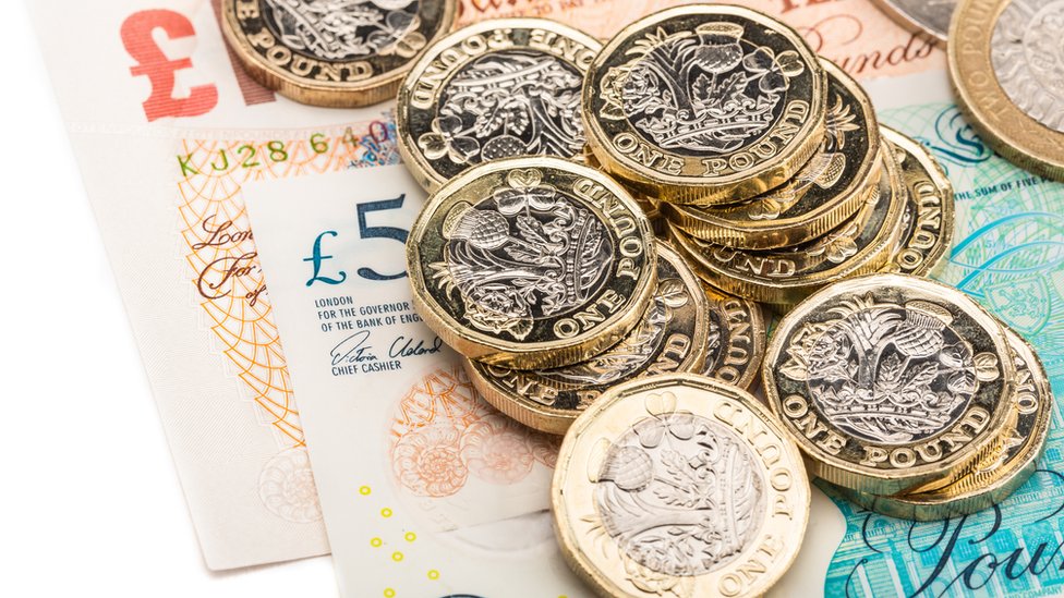 Pound sinks as UK economic uncertainty rises