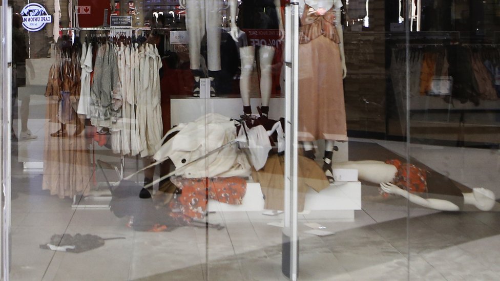 Ropa y maniquís derribados en una tienda H&M de Johannesburgo
