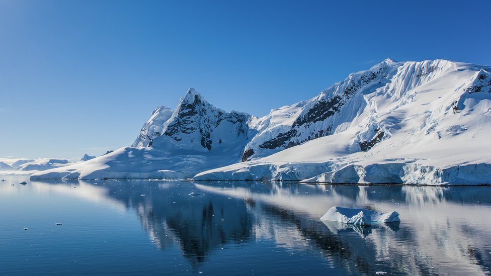 Si se descubre actividad en los volcanes, esto puede desestabilizar aún más las capas de hielo de Antártica Occidental, dicen los autores del estudio. Antártica