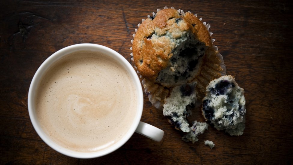 Muffin de arándano con un café