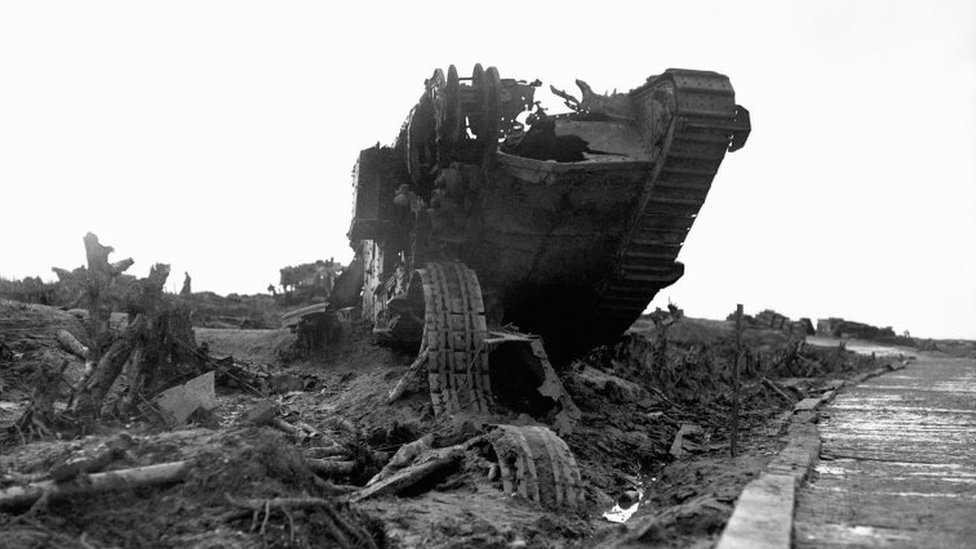 حطام دبابة بريطانية بجوار طريق مينين بالقرب من مدينة إيبر البلجيكية