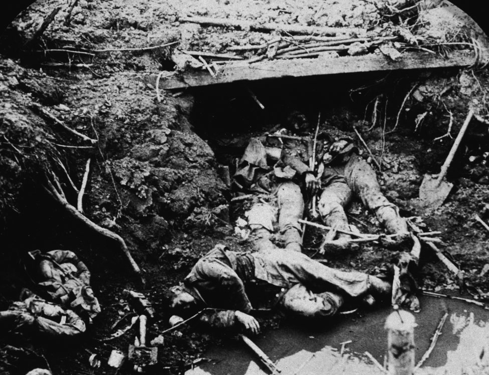 Unos 10 millones de soldados perdieron la vida durante la Primera Guerra Mundial, uno de los conflictos más letales de la historia. Tres soldados alemanes muertos en una trinchera en Francia