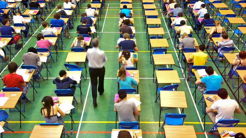 Alumnos rinden un examen.