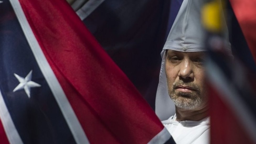 シャーロッツビル 春からの対立がついに死傷事件に - BBCニュース