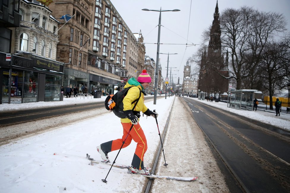 استغل البعض تساقط الثلوج ليخرج عدة التزلق، ويمارس هوايته في شوارع أدنبره