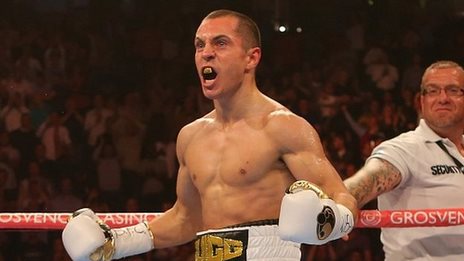 Quigg stuns Martinez to retain title