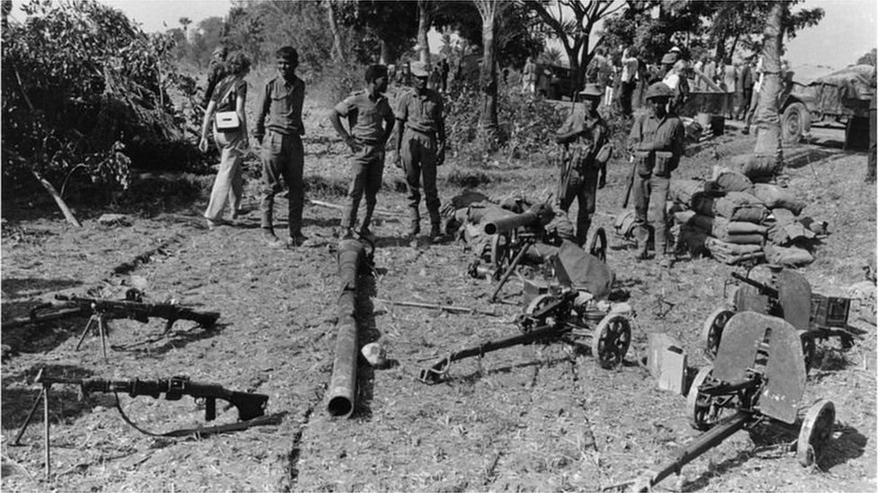 Brother tortdi uning singlisi ustiga uning qalin xoroz onlayn