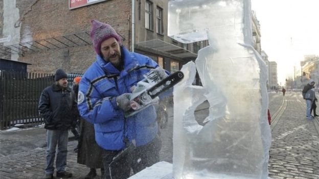 رجل ينحت على الثلج في بولندا