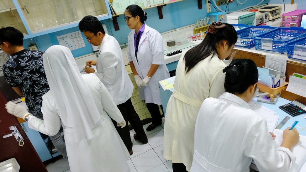 peneliti di laboratorium RS Bitung