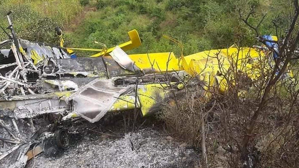 U kamera oldida teshiklarini korsatdi.