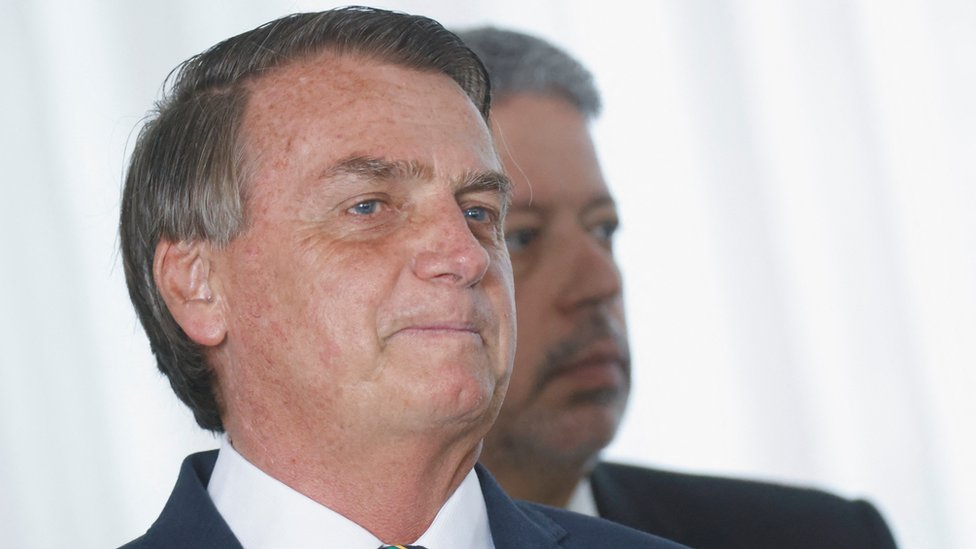 Bolsonaro volta a defender armamento: detentos mortos praticaram