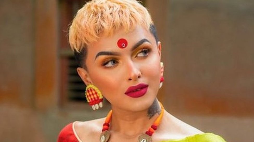 Suv translyatsiyasida senzurasiz yalangoch