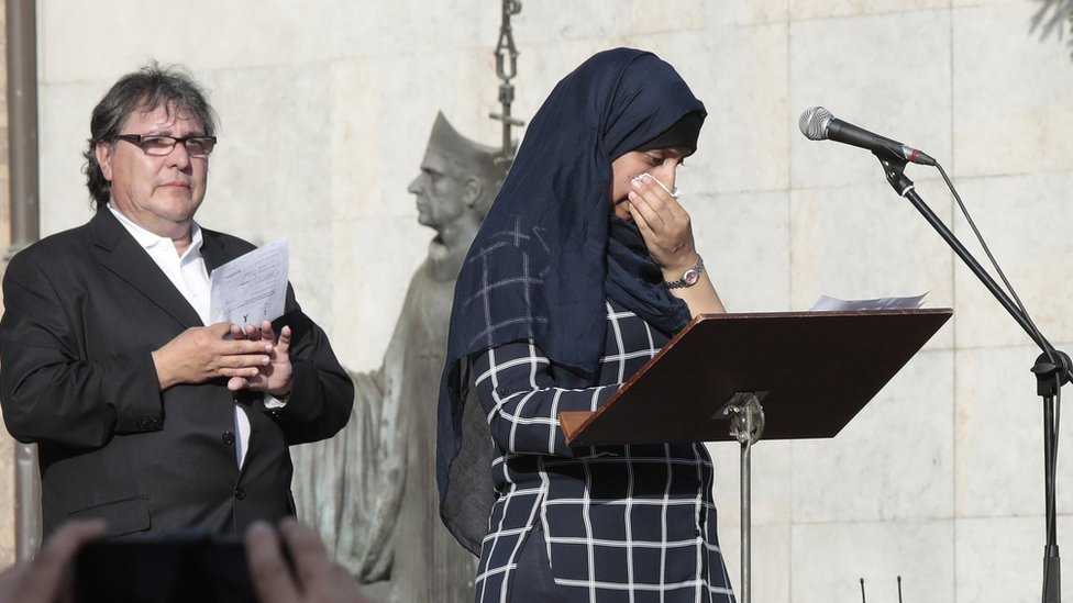 المتحدثة باسم الجالية المسلمة في بلدة ريبول حفيظة أوكبير تبكي أثناء إلقاءها كلمة أمام الحشود.