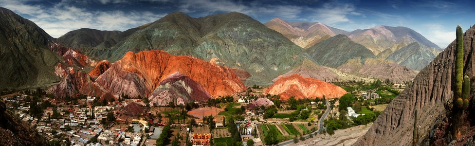 Panoramica de la montaña de siete colores y la Quebrada de Humahuaca en Purmamarca, Argentina.