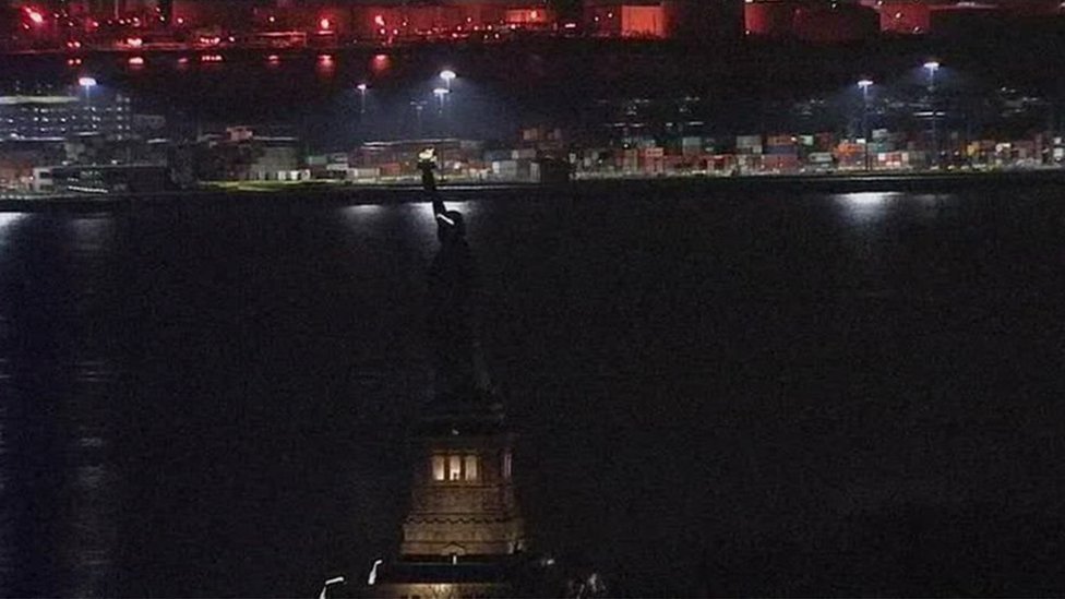 تمثال الحرية في ظلام دامس بعد انقطاع التيار الكهربائي