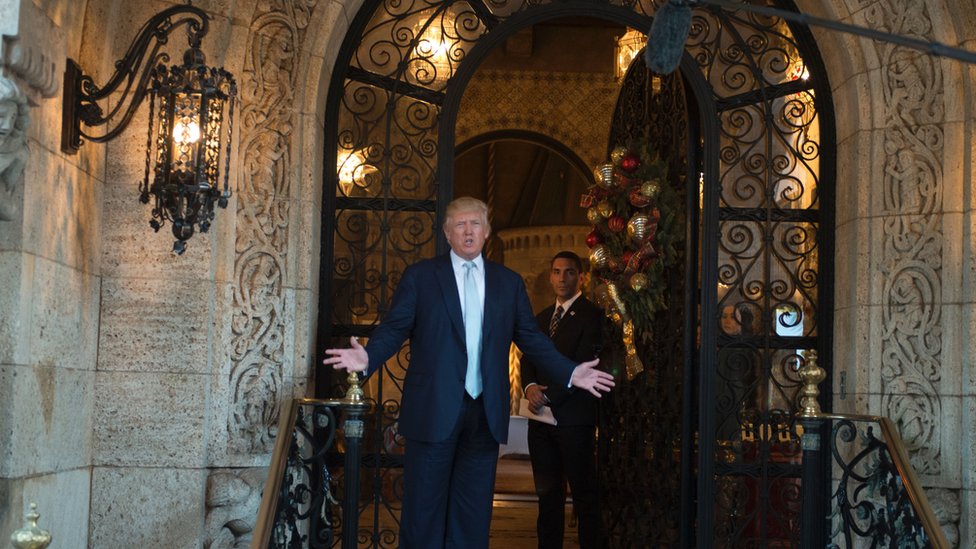 Trump en la puerta de Mar-a-Lago.