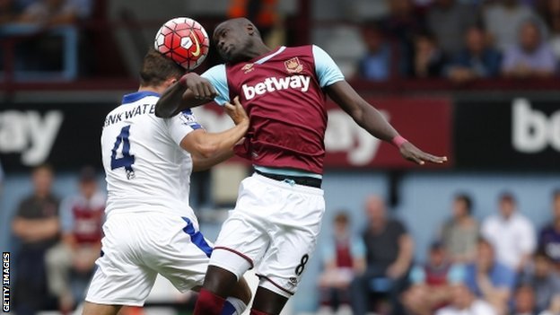 Leicester's Danny Drinkwater (L) and West Ham midfielder Cheikhou Kouyate 
