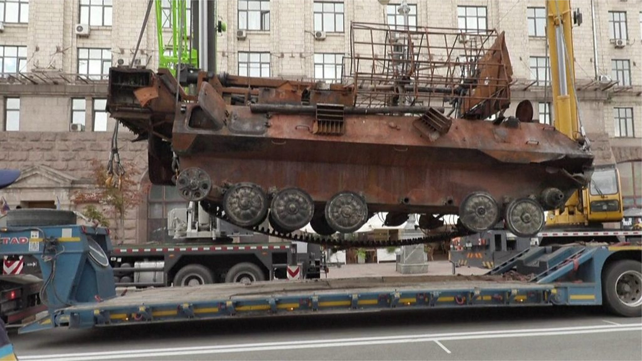 破壊されたロシア戦車、キーウの大通りで展示始まる 旧ソ連から