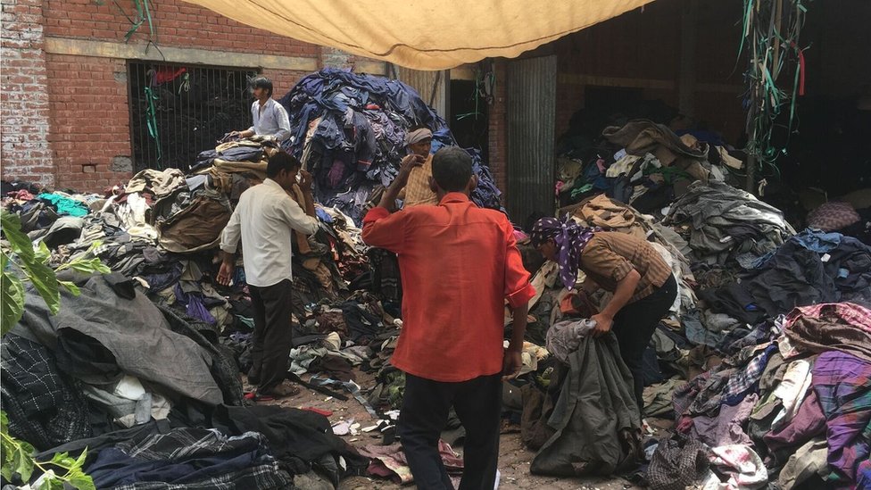 Gente separando ropa.