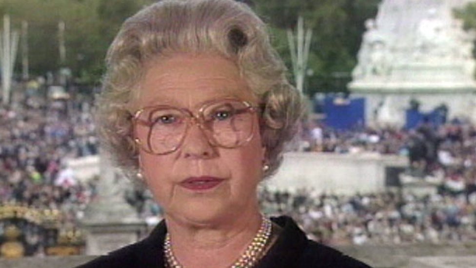 La reina Isabel II durante su discurso televisado tras la muerte de Diana