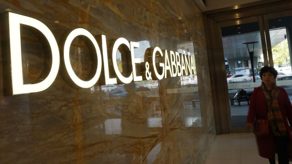 В Китаї магазини знімають з продажу товари Dolce & Gabbana. Чому