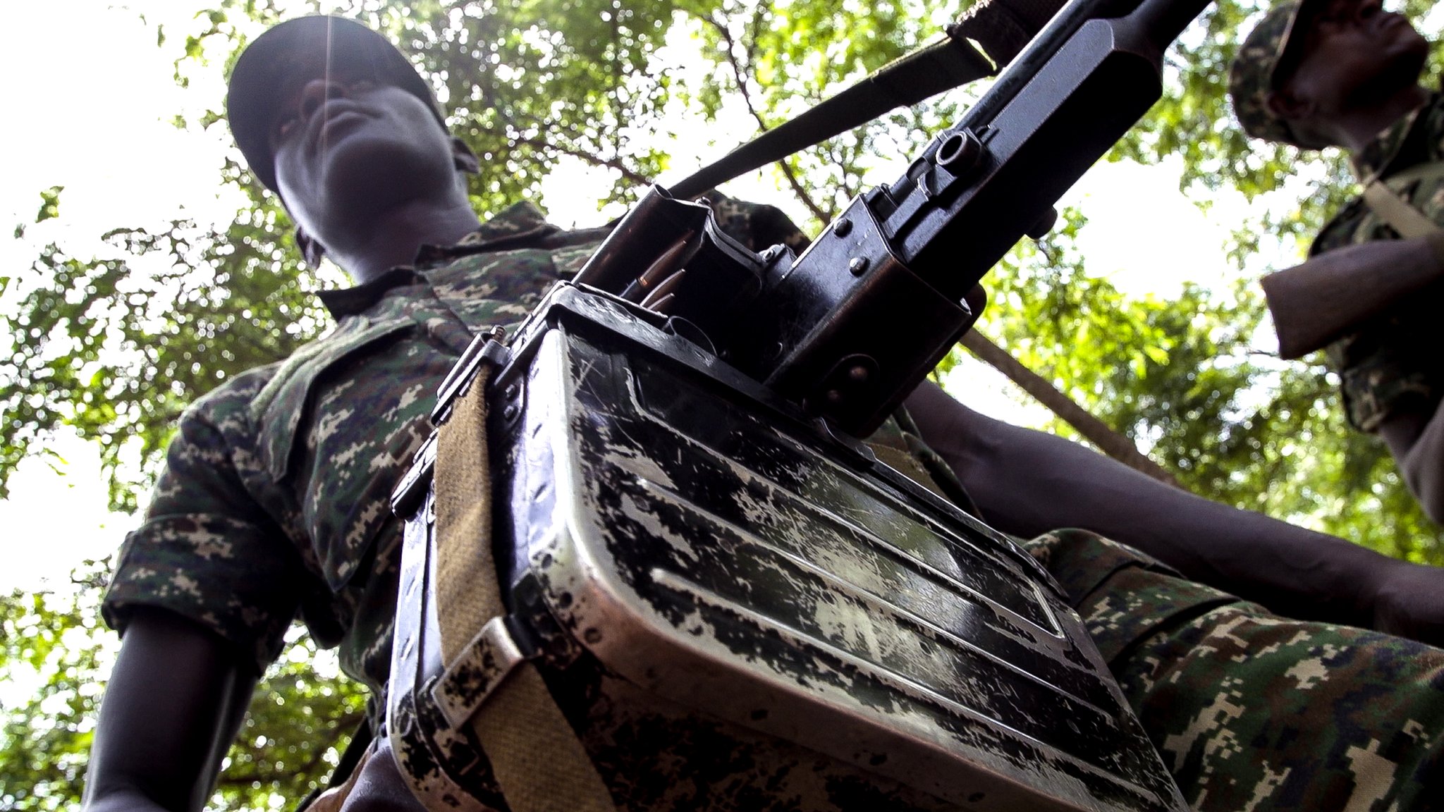 Soldado ugandés con un arma