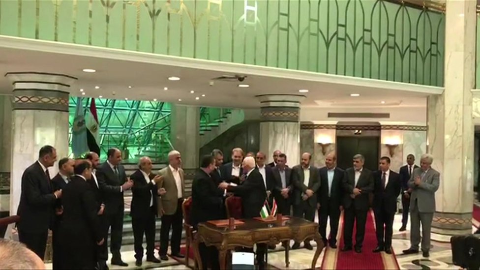لحظة توقيع الاتفاق في العاصمة المصرية