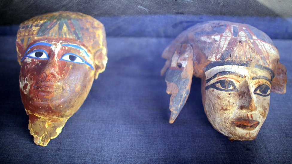 Máscaras de madera halladas en la necrópolis de Draa Abul Naga en Luxor.