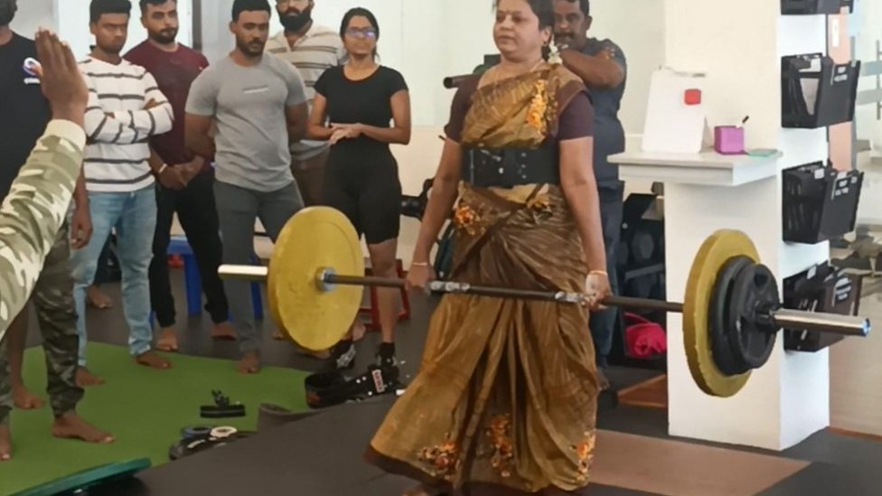 साड़ी पहनकर जिम जाने वाली महिला से