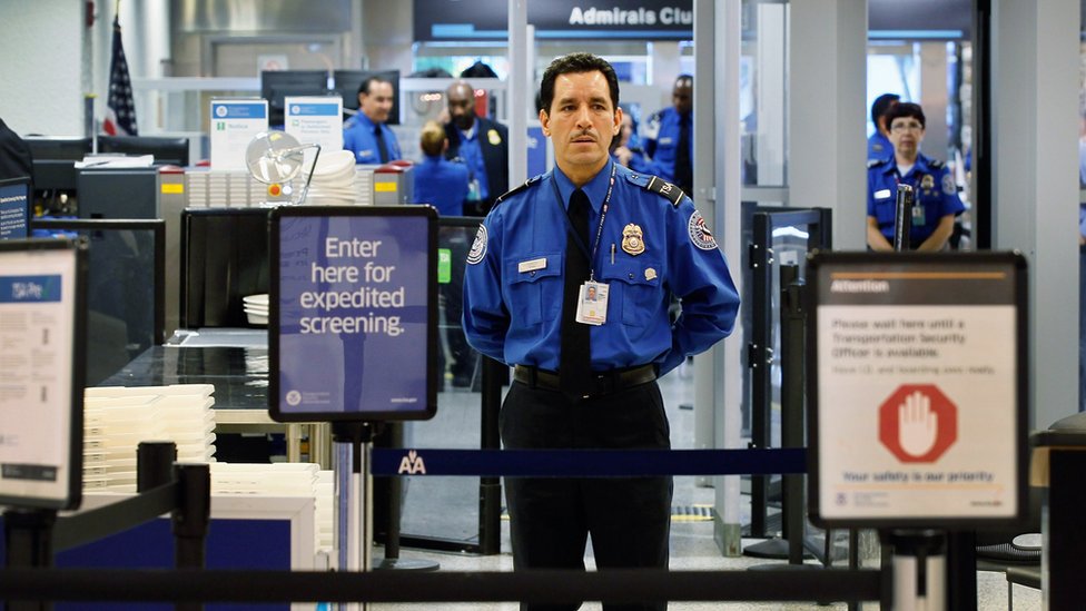 Guardias en un control de seguridad del aeropuerto de Miami