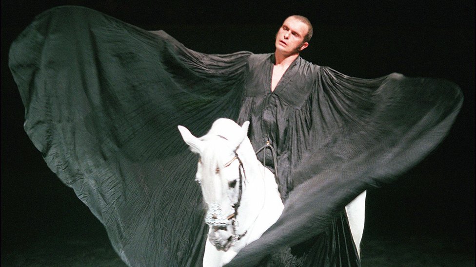 Dancing with horses - BBC News