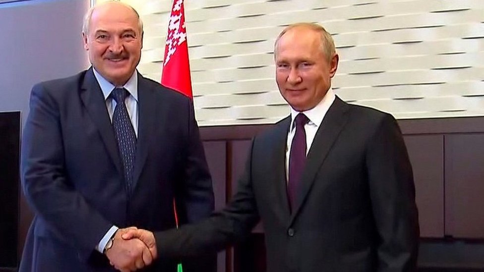 Belarus'ta gösteriler sürerken Lukaşenko Putin'den 1.5 milyar dolarlık  kredi aldı - BBC News Türkçe