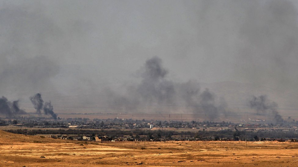 دخان يتصاعد من مدينة تلعفر خلال الاشتباكات بين القوات العراقية ومقاتلي تنظيم الدولة الإسلامية