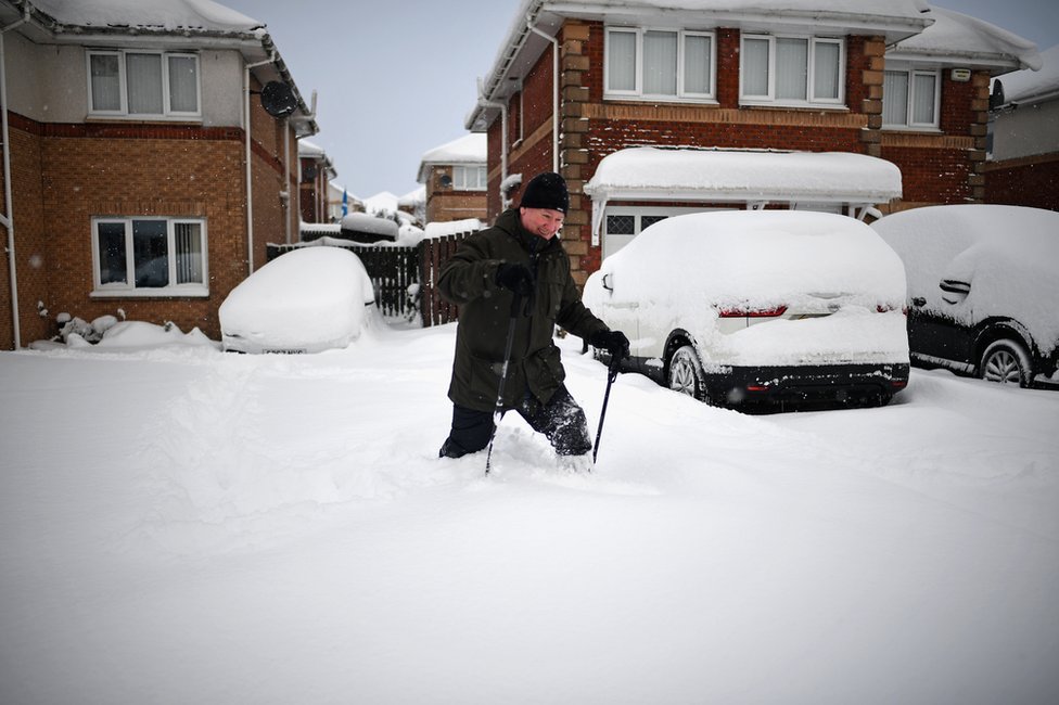 تواصل هطول الثلوج الكثيفة في بعض أجزاء بريطانيا كما هي الحال في الاسكندرية في ويست دانبارتونشير