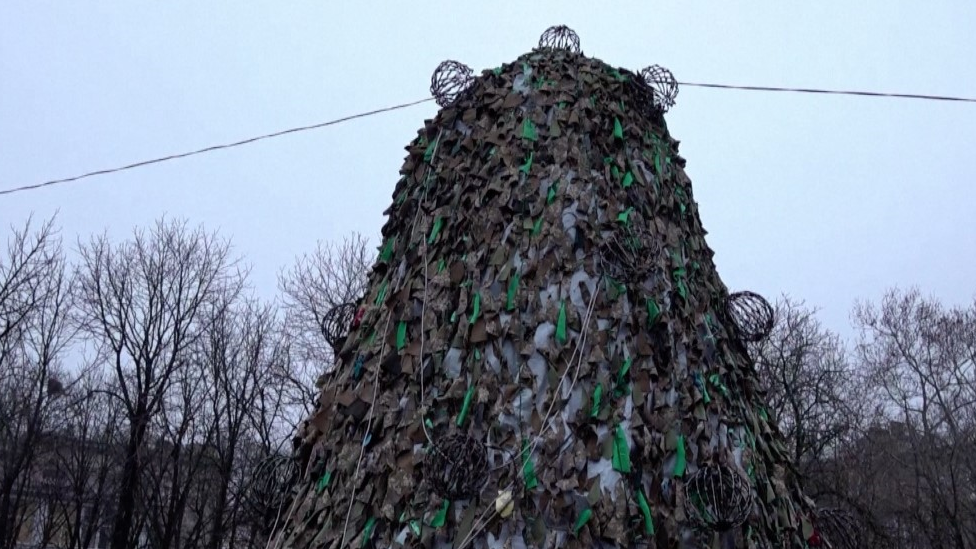 Ukrainians install Christmas 'tree of invincibility'